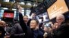 阿里巴巴的创始人马云(中)在公司在纽约证券交易所进行首次公开募股(IPO)时，举起了敲钟用的槌子（2014年9月19日）。