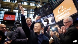 馬雲(中)在公司在紐約證券交易所進行首次公開募股(IPO)時，舉起了敲鐘用的槌（2014年9月19日）。