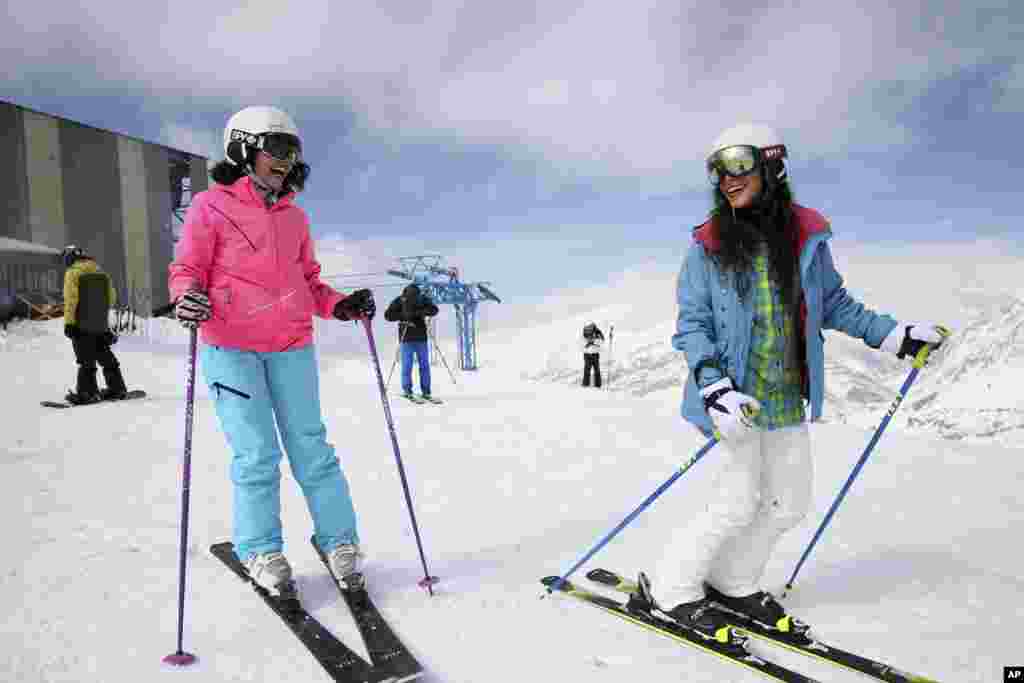 اسکی بازی زنان ایرانی در پیست اسکی دیزین در تهران