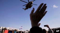 Një helikopter ushtarak izraelit, që mbante katër ushtare izraelite të liruara nga Gaza, mbërrin në spitalin Beilinson në Petah Tikva, afër Tel Aviv, Izrael. 25 janar 2025.