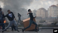 Palestinian protesters clash with Israeli troops following protests against U.S. President Donald Trump's decision to recognize Jerusalem as the capital of Israel, in the West Bank city of Ramallah, Dec. 7, 2017. 