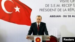 Turkish President Tayyip Erdogan attends a news conference with Ivory Coast's President Alassane Ouattara at the presidential palace in Abidjan, Feb. 29, 2016. His tour of West Africa includes Ivory Coast, Guinea and Nigeria.