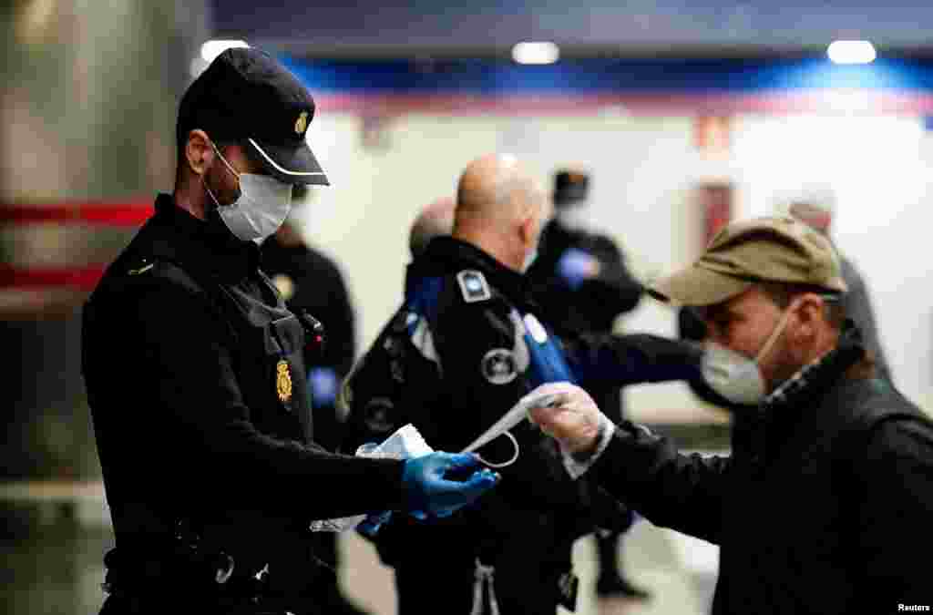 Agentes de policía entregaron tapabocas a las personas que regresaron el lunes a sus jornadas laborales. Sin embargo, las autoridades mantienen el confinamiento para la gran mayoría de ciudadanos y han solicitado que los que puedan trabajar desde casa, lo sigan haciendo.