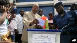 Ex-primeiro-ministro Carlos Gomes Junior votando em Bissau