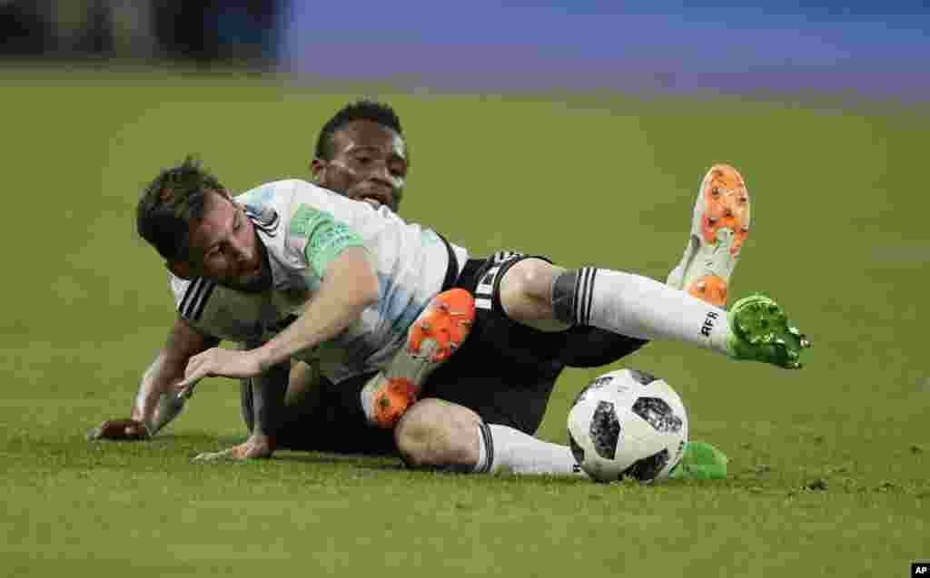 Mchezaji wa Argentina&#39;s Lionel Messi na mchezaji wa Nigeria&#39;s John Obi Mikel wakinyang&#39;anyana mpira katika mechi ya kundi D.&nbsp;