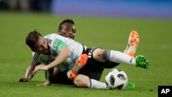 Lionel Messi dari Argentina berebut bola dengan John Obi Mikel dari Nigeria dalam laga penyisihan Grup D Piala Dunia antara Argentina dan Nigeria di Stadion St.Petersburg, St. Petersburg, Rusia, 26 Juni 2018.