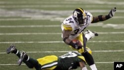 핏즈버그 공격수의 돌진을 저지하는 그린베이 패커스 선수 (초록 상의)