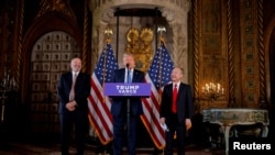 Presiden terpilih Amerika Donald Trump menyampaikan sambutan di dampingi Ketua dan CEO SoftBank Masayoshi Son dan CEO Cantor Fitzgerald serta calon Menteri Perdagangan Trump Howard Lutnick, di Mar-a-Lago di Palm Beach, Florida, Amerika, 16 Desember 2024. (Brian Snyder/REUTERS)