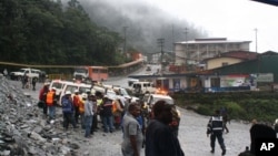 Pekerja Freeport Indonesia di Timika berkumpul menyusul kecelakaan di terowongan tambang di Timika, 2013.