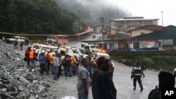 Para pekerja tambang emas dan tembaga PT Freeport Indonesia di Mimika, Papua, berkumpul dan prihatin atas nasib rekan-rekannya yang terjebak di bawah reruntuhan atap sebuah ruang bawah tanah di pertambangan tersebut. Atap tersebut rubuh, Rabu, 15 Me i2013 yang lalu. 