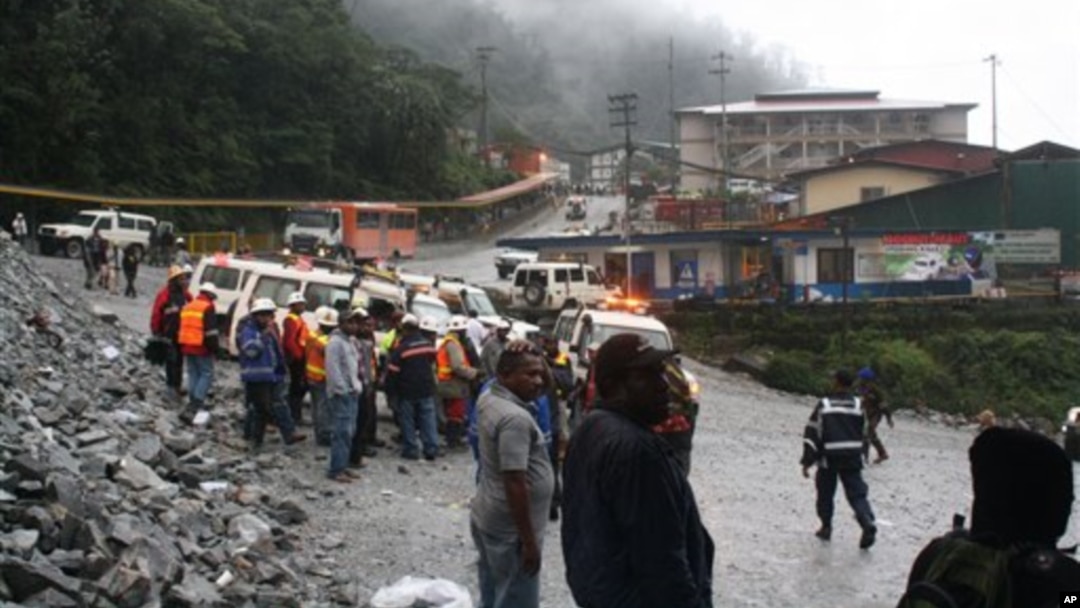Para pekerja Freeport berkumpul sebagai solidaritas bagi 23 rekan mereka yang terperangkap di bawah tanag di Mimika, Papua (15/5).