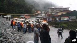 Para pekerja Freeport berkumpul sebagai solidaritas bagi 23 rekan mereka yang terperangkap di bawah tanag di Mimika, Papua (15/5).