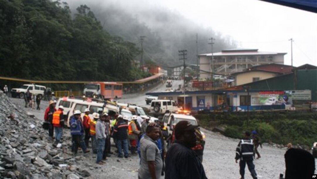 Para pekerja tambang tembaga Freeport Indonesia berkumpul di Mimika, Papua. (Foto: Dok)