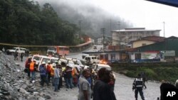 Các thợ mỏ tụ tập chờ tin tức về các đồng nghiệp của họ đang bị mắc kẹt trong vụ sập đường hầm tại mỏ Freeport-McMoRan ở Grasberg, miền đông Indonesia, ngày 15/5/2013. 