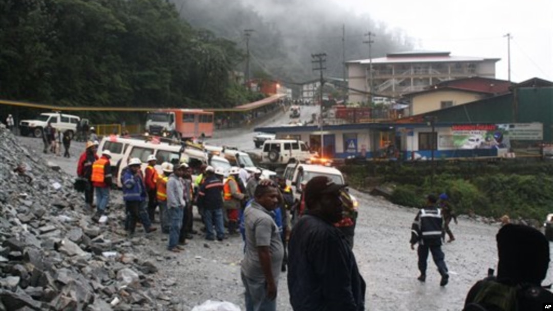 Para pekerja tambang emas dan tembaga PT Freeport Indonesia di Mimika, Papua, berkumpul dan prihatin atas nasib rekan-rekannya yang terjebak di bawah reruntuhan atap sebuah ruang bawah tanah di pertambangan tersebut. Atap tersebut rubuh, Rabu, 15 Me i2013 yang lalu. 