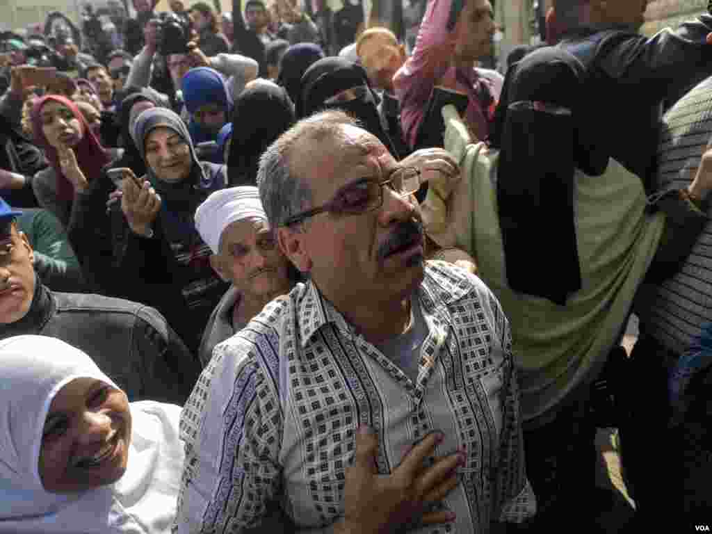 Ayah seorang tahanan menunggu pembebasan putranya yang telah dipenjara tiga tahun dari total hukuman 15 tahun, di luar penjara Tora, Kairo (14/3). (VOA/H. Elrasam)