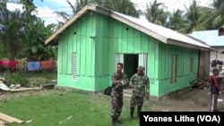 Salah satu Rumah Tinggal Layak Huni yang dibangun oleh personel TNI dalam operasi Teritorial (Opster) Sintuwu Maroso 2018 di desa Mapane, Kecamatan Poso Pesisir, Kabupaten Poso (foto: VOA/Yoanes Litha).