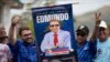 ARCHIVO - Un grupo de personas en campaña por el candidato presidencial opositor, Edmundo González Urrutia. 