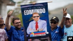ARCHIVO - Un grupo de personas en campaña por el candidato presidencial opositor, Edmundo González Urrutia. 