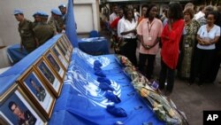 Cérémonie d’hommages aux casques bleus bangladais tués dans l’est de la RDC, au siège de la Mission des Nations unies au Congo (Monusco), à Kinshasa, 1er mars 2005.