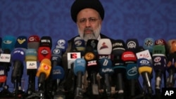 El presidente electo de Irán, Ebrahim Raisi, habla durante una conferencia de prensa en Teherán, Irán, el 21 de junio de 2021.