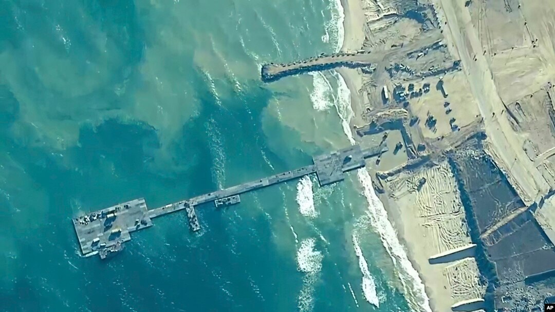 ARCHIVO - Imagen facilitada por el Mando Central de Estados Unidos muestra a soldados del Ejército estadounidense asignados a la 7ª Brigada de Transporte en el Muelle Trident en la costa de la Franja de Gaza el 16 de mayo de 2024.