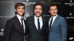 Brenton Thwaites, kiri, Javier Bardem (tengah) dan Orlando Bloom dalam pemutaran khusus "Pirates of the Caribbean: Dead Men Tell No Tales" di New York, 23 Mei 2017.