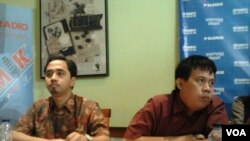 Pengamat dari lembaga ekonomi Indef, Imaduddin Abdullah (kiri) dan Direktur Center for Budget Analysis, Ucok Skydafi (kanan) saat membahas masalah kenaikan harga BBM yang dinilai terlalu cepat. Diskusi berlangsung di Jakarta, Sabtu (4/4/2015). (Foto: 