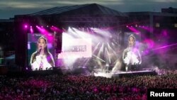 Ariana Grande actuando en el concierto One Love Manchester a beneficio de las víctimas del ataque terrorista en el Manchester Arena, Inglaterra, el 4 de junio de 2017.
