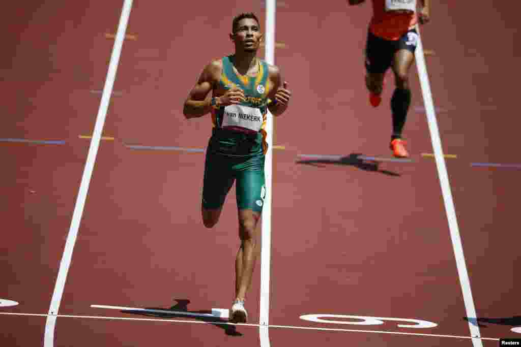 &nbsp;Wayde van Niekerk of South Africa in action in Heat 4 REUTERS/Phil Noble