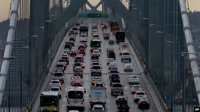 2015年12月10日穿越旧金山-奥克兰湾大桥在80号州际公路西行的车辆。