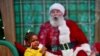 Majesty Davis, 3, menangis saat mengunjungi Santa Claus, yang duduk di belakang pembatas kaca plexiglass karena pandemi COVID-19, di Willow Grove Park Mall di Willow Grove, Pennsylvania, 14 November 2020. (Foto: Reuters)