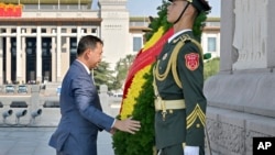 资料照片: 2023年9月14日柬埔寨首相洪马内访华期间在人民英雄纪念碑献花圈