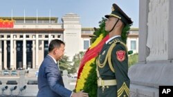 在这张新华社发布的照片中，2023年9月14日星期四，柬埔寨首相洪马内在北京天安门广场向人民英雄纪念碑敬献花圈。(Yue Yuewei/Xinhua via AP)