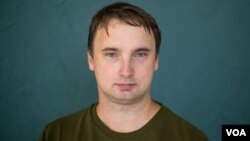Four men in plain clothing detained journalist Andrey Kuznechyk outside his Minsk apartment on November 25. (svoboda.org/RFE/RL)