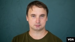 Four men in plain clothing detained journalist Andrey Kuznechyk outside his Minsk apartment on November 25. (svoboda.org/RFE/RL)