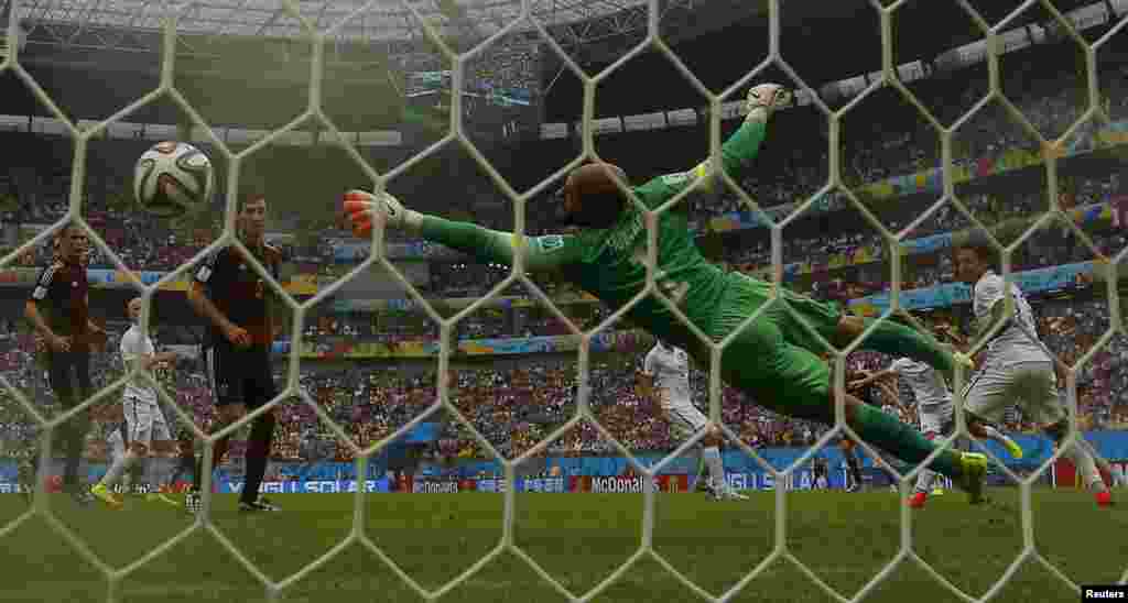 Germany's Thomas Mueller (unseen) scores past goalkeeper Tim Howard of the U.S.for the only goal of the game at the Pernambuco arena in Recife, June 26, 2014.