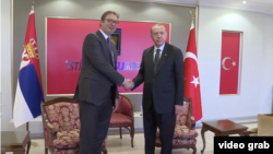 Predsednik Srbije Aleksandar Vučić rukuje se sa domaćinom, predsednikom Turske Redžepom Tajipom Erdoganom, tokom zvanične posete Turskoj, u Ankari, 6. maja 2018. (Foto: FoNet)