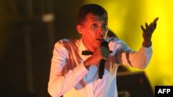 Le chanteur pop belge Stromae lors d'un concert à Kigali, le 17 octobre 2015.