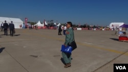2015年莫斯科航展上的中国飞行员(美国之音白桦拍摄)