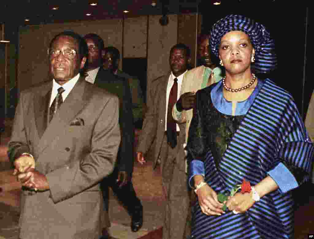 Zimbabwe's President Robert Mugabe and his wife Grace, arrive at a conference center in Harare, to join about 4,000 Zimbabweans who were praying for a peaceful, free and fair presidential election in March, January 12, 2002. (AP)