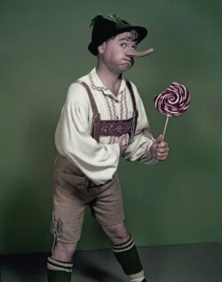 Aktor Mickey Rooney mengenakan kostum "Pinnochio," dalam foto bulan September 1957. (Foto: dok) Film baru "Pinocchio" akan dirilis di Inggris tanggal 14 August 2020.