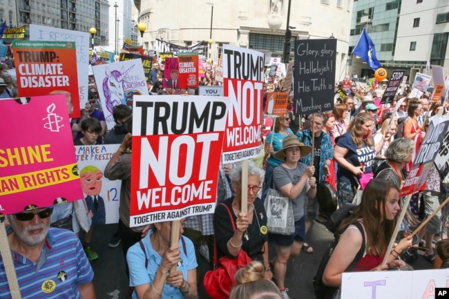 Manifestantes protestan contra Donald Trump durante su visita a Londres, Inglaterra, el 13 de julio de 2018.