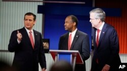 Republican presidential candidates Sen. Ted Cruz, left, retired neurosurgeon Ben Carson and former Florida Gov. Jeb Bush chat during the Fox Business 