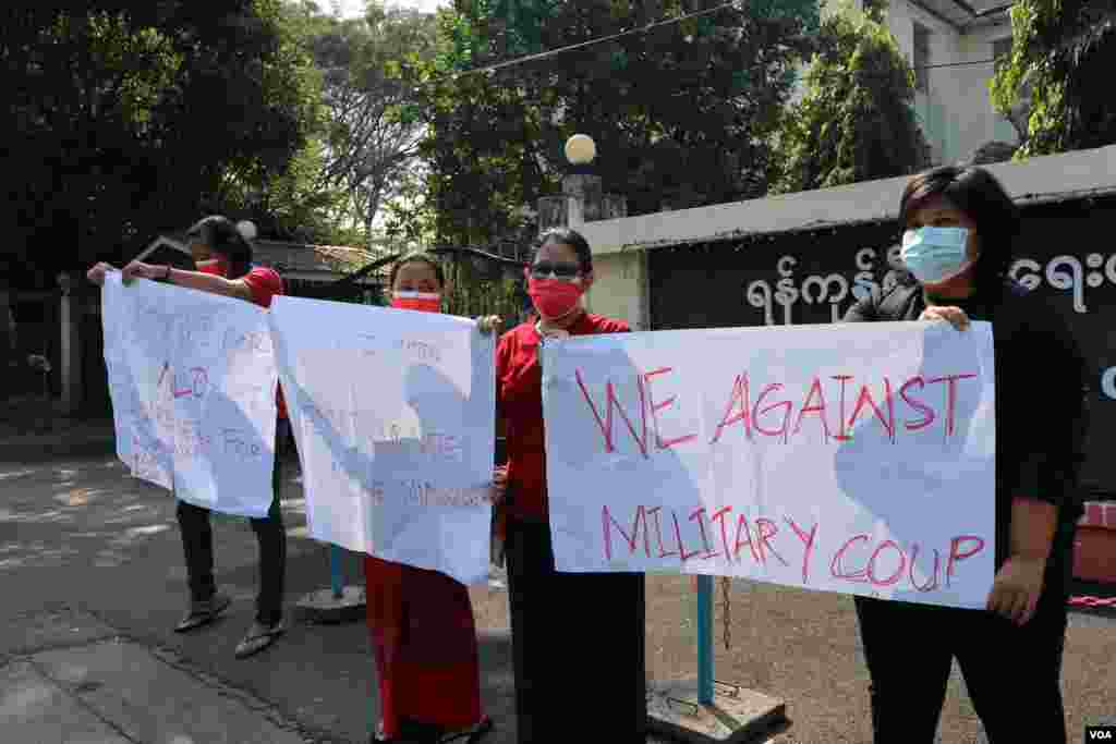 စစ်အာဏာသိမ်းမှုကို ဆန့်ကျင်တဲ့ ဆန္ဒပြပွဲ မြင်ကွင်းကို ရန်ကုန်မြို့မှာတွေ့ရ။ (ဖေဖော်ဝါရီ ၅၊ ၂၀၂၁)