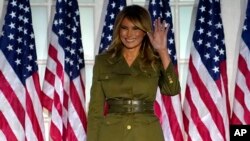 លោកស្រី Melania Trump មកដល់ដើម្បីថ្លែងសុន្ទរកថា នៅក្នុងសន្និបាតគណបក្សសាធារណរដ្ឋនៅសេតវិមាន​ក្នុងរដ្ឋធានីវ៉ាស៊ីនតោន កាលពីថ្ងៃទី២៥ ខែសីហា ឆ្នាំ២០២០។ 