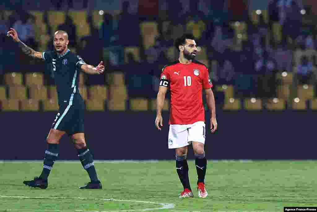 Egypt&#39;s forward Mohamed Salah (R) reacts during the match between Nigeria and Egypt.