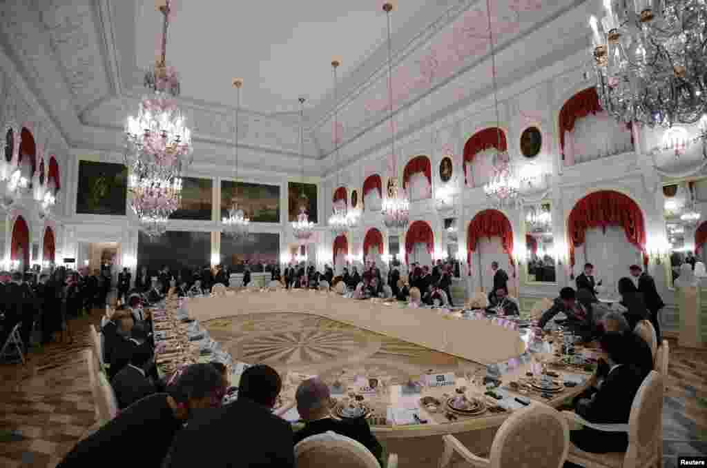 러시아 상트페테르부르크에서 열리고 있는 G20 정상회의에 참석한 각 국 정상들이 5일 저녁 업무만찬을 함께 했다.