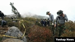 지난 27일 한국 설안삭에서 유해 발굴 작업 중인 한국 국방부 유해발굴 감식단과 육군 지원 병력. (자료 사진)