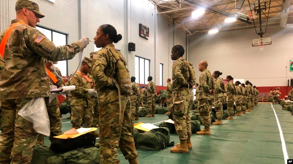 资料照片：美国陆军提供照片显示陆军新近从基本作战训练营毕业的新兵抵达弗吉尼亚李堡时接受体温检测。(2020年3月31日)(photo:VOA)
